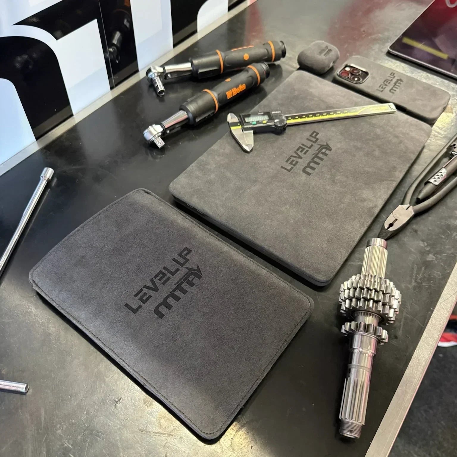 Alcantara MacBook Air Cover - For 13.6 inch (2022 M2 - 2025 M4) - LEVEL UP MTA - Space Grey - Alcanside